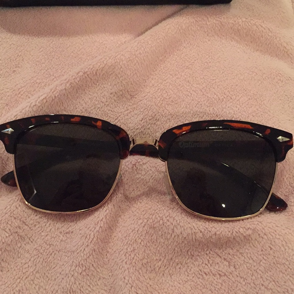 Aviator style sunglasses